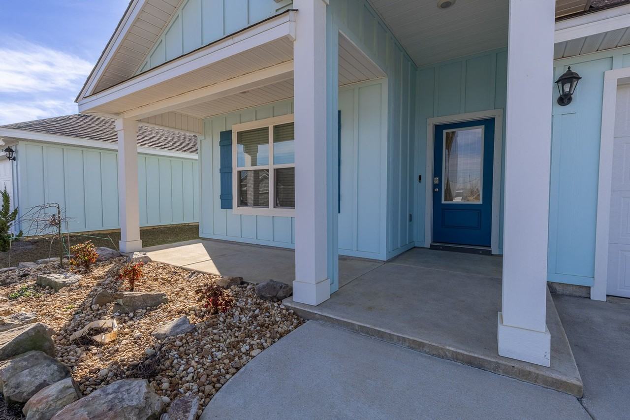 21902 Aleutian Ave - Photo 3 of 24