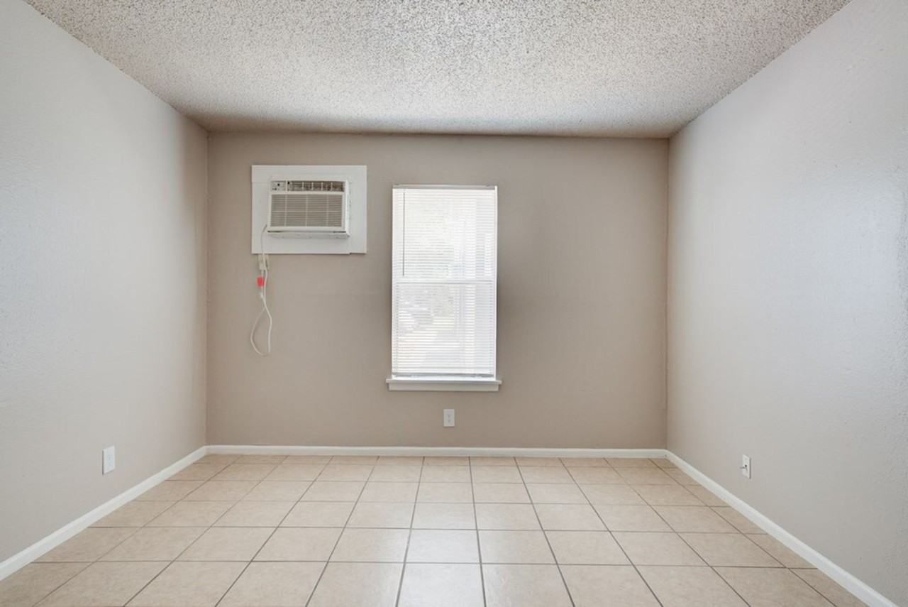 SOUTH PARK APARTMENTS - Photo 6 of 6