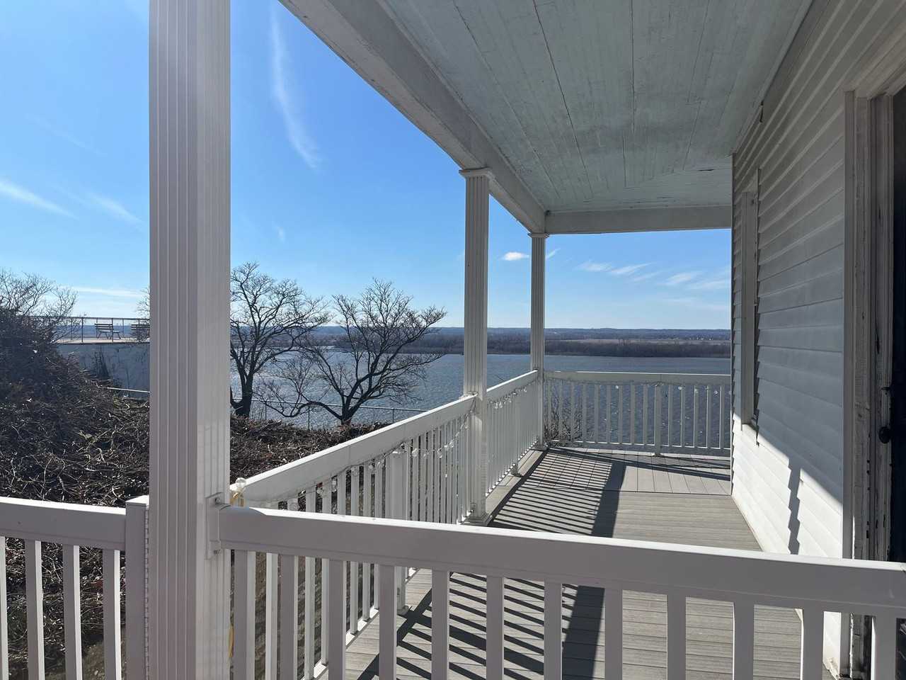 605 Summit St - Photo 2 of 19