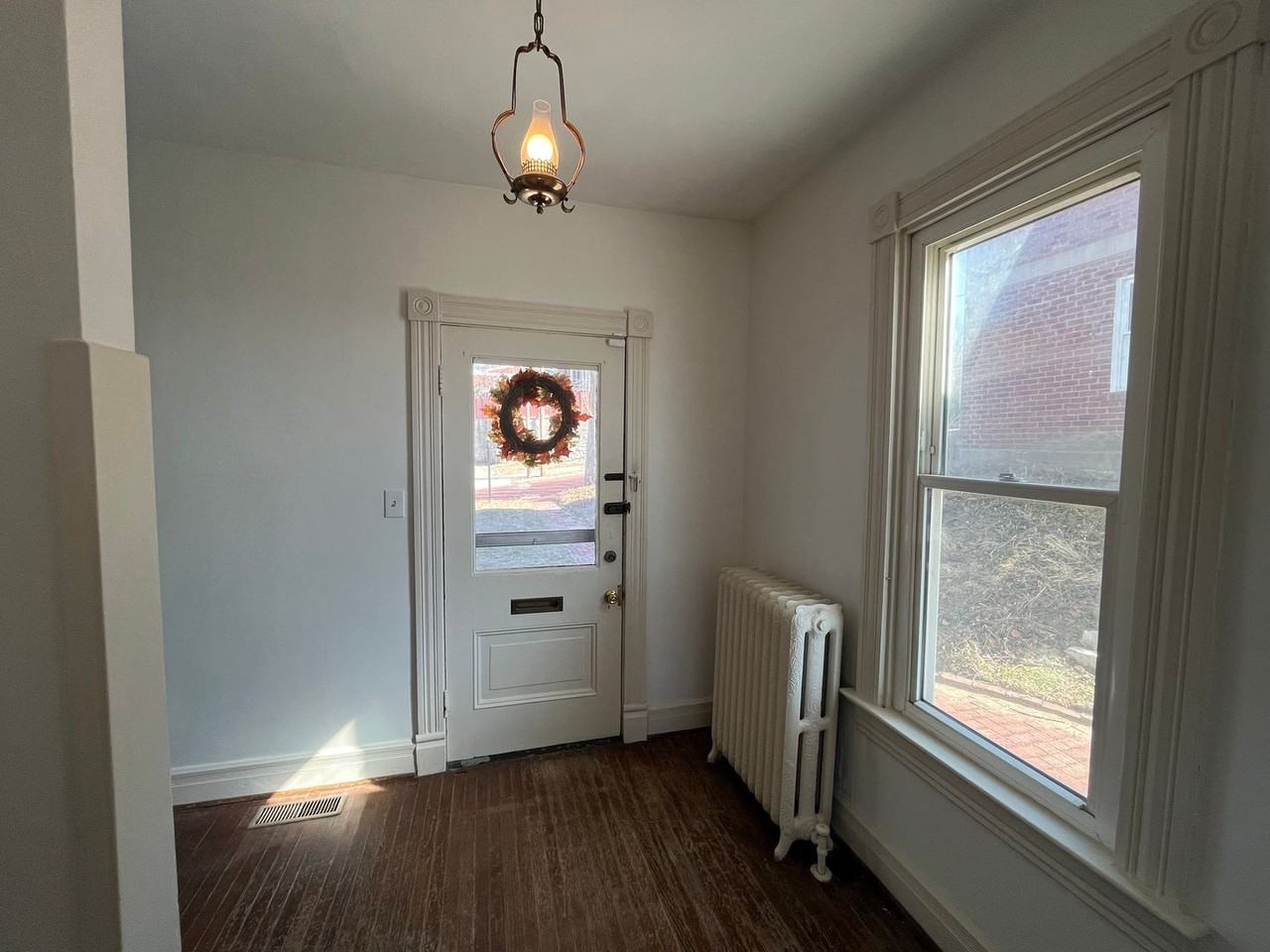 605 Summit St - Photo 3 of 19