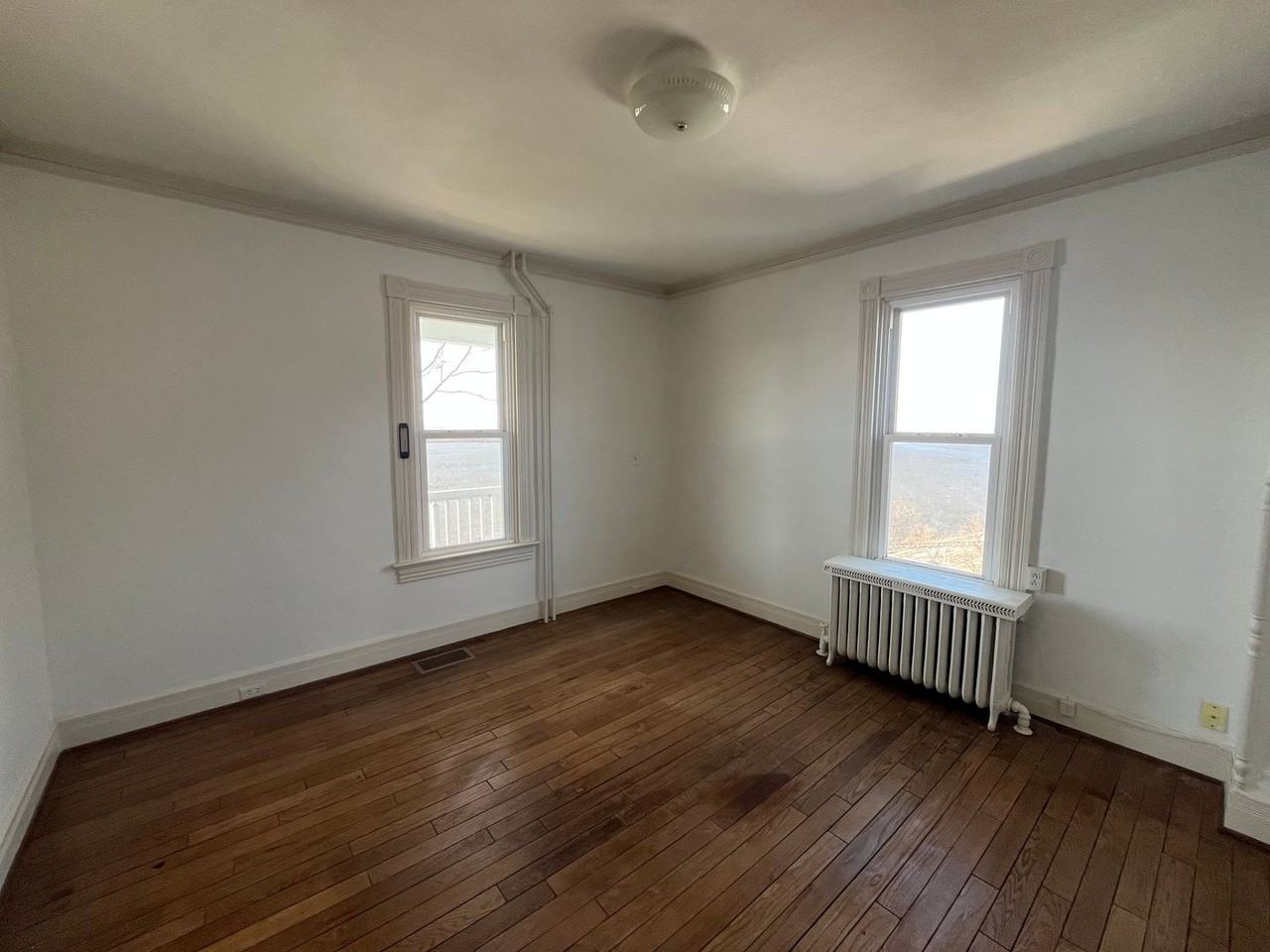 605 Summit St - Photo 6 of 19