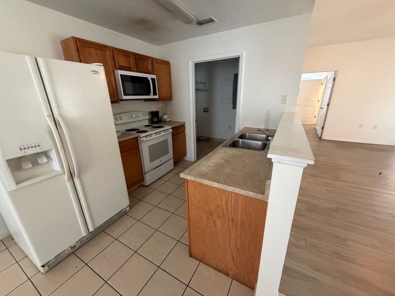 9119 Laird St - Photo 4 of 16