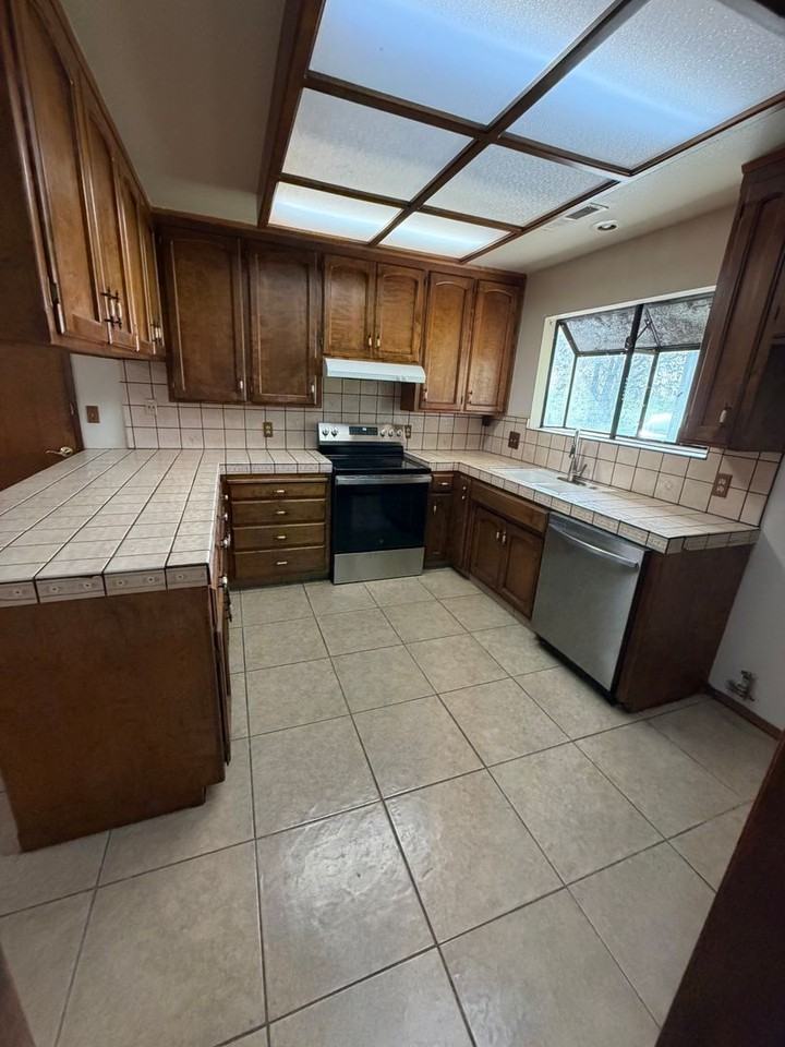 1386 Yale Ave - Photo 7 of 22