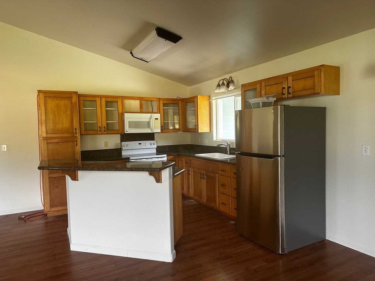 15-1300 Railroad Ave - Photo 3 of 11