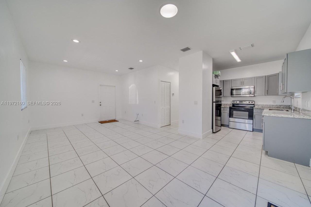 14710 Ne 7th Ct - Photo 3 of 18