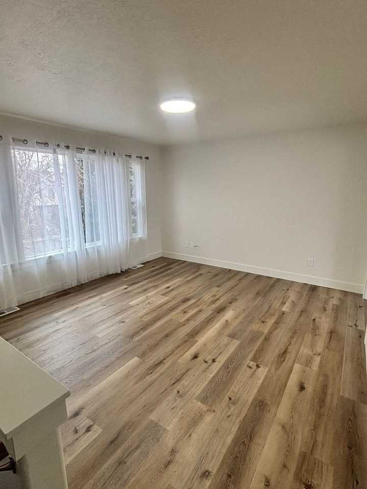 741 S 1420 W - Photo 4 of 33