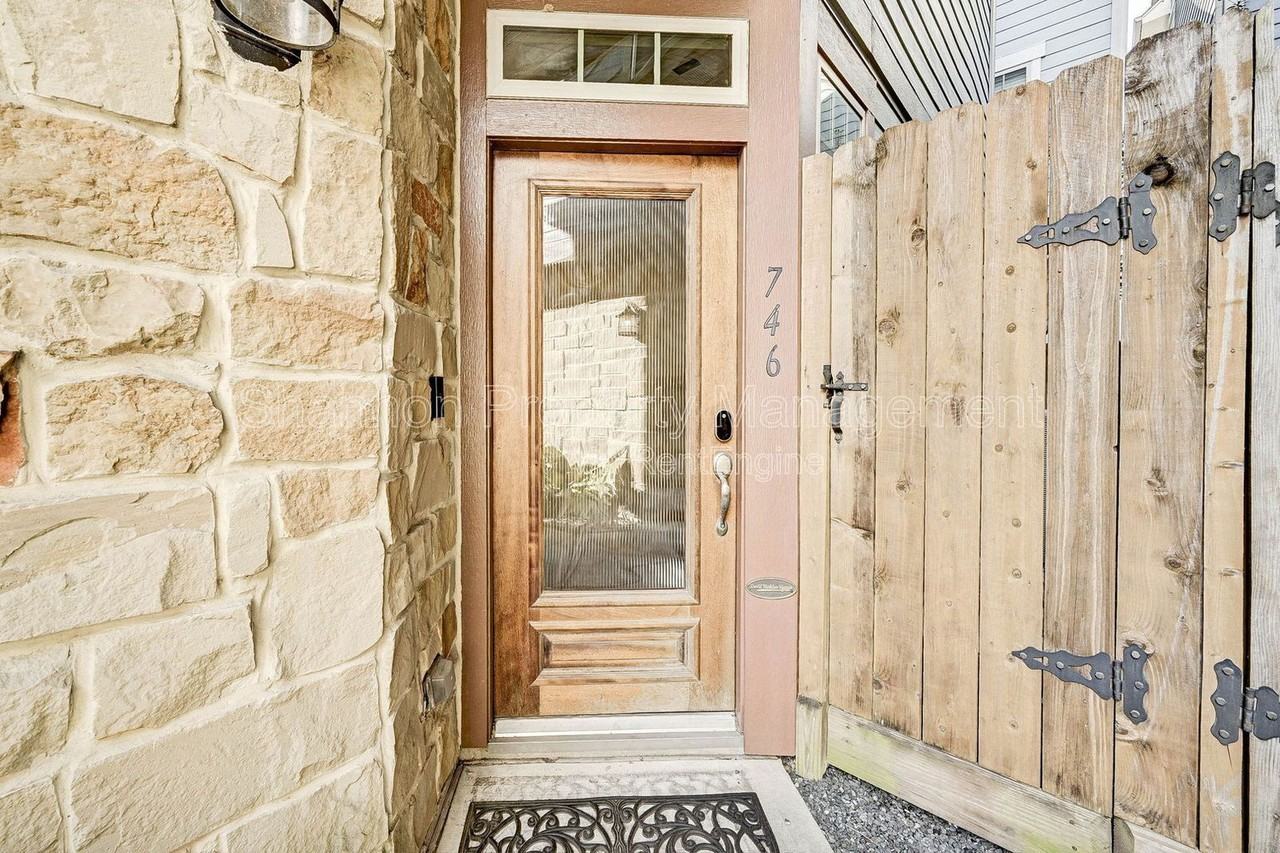 746 Nicholson St - Photo 2 of 35