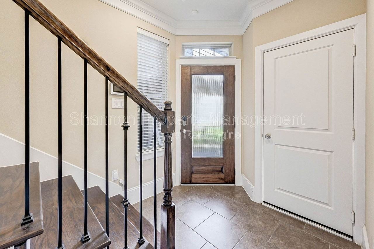 746 Nicholson St - Photo 5 of 35