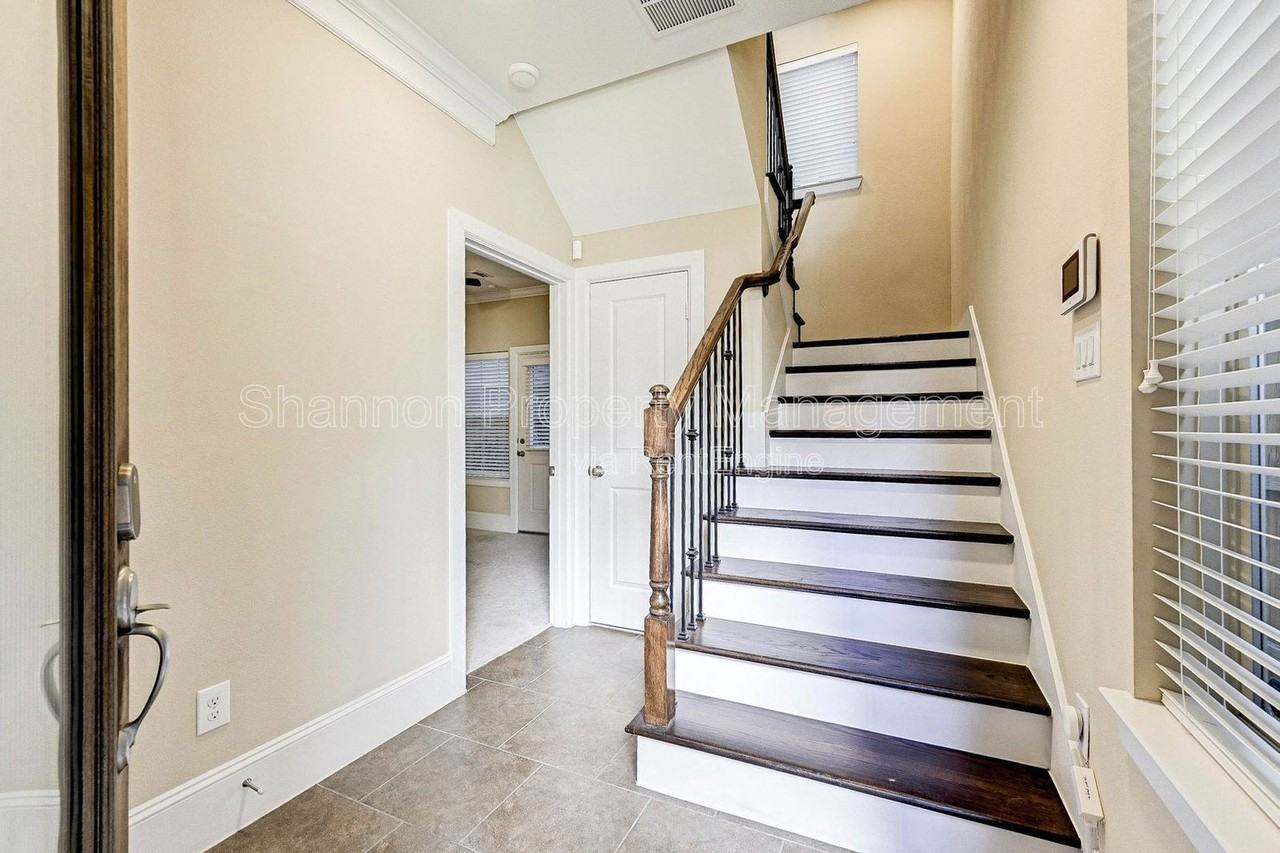 746 Nicholson St - Photo 6 of 35