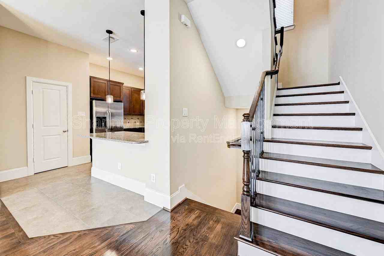 746 Nicholson St - Photo 7 of 35