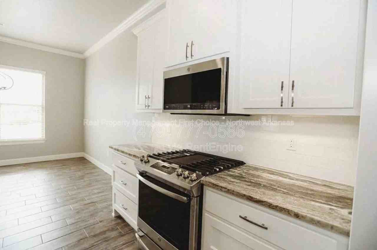 1411 Sweetbriar Way - Photo 5 of 14