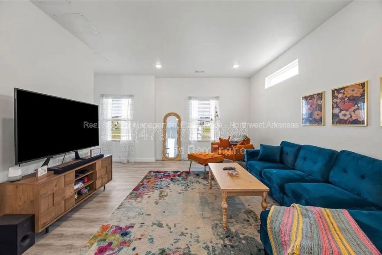 1061 Kentucky Ave - Photo 4 of 15