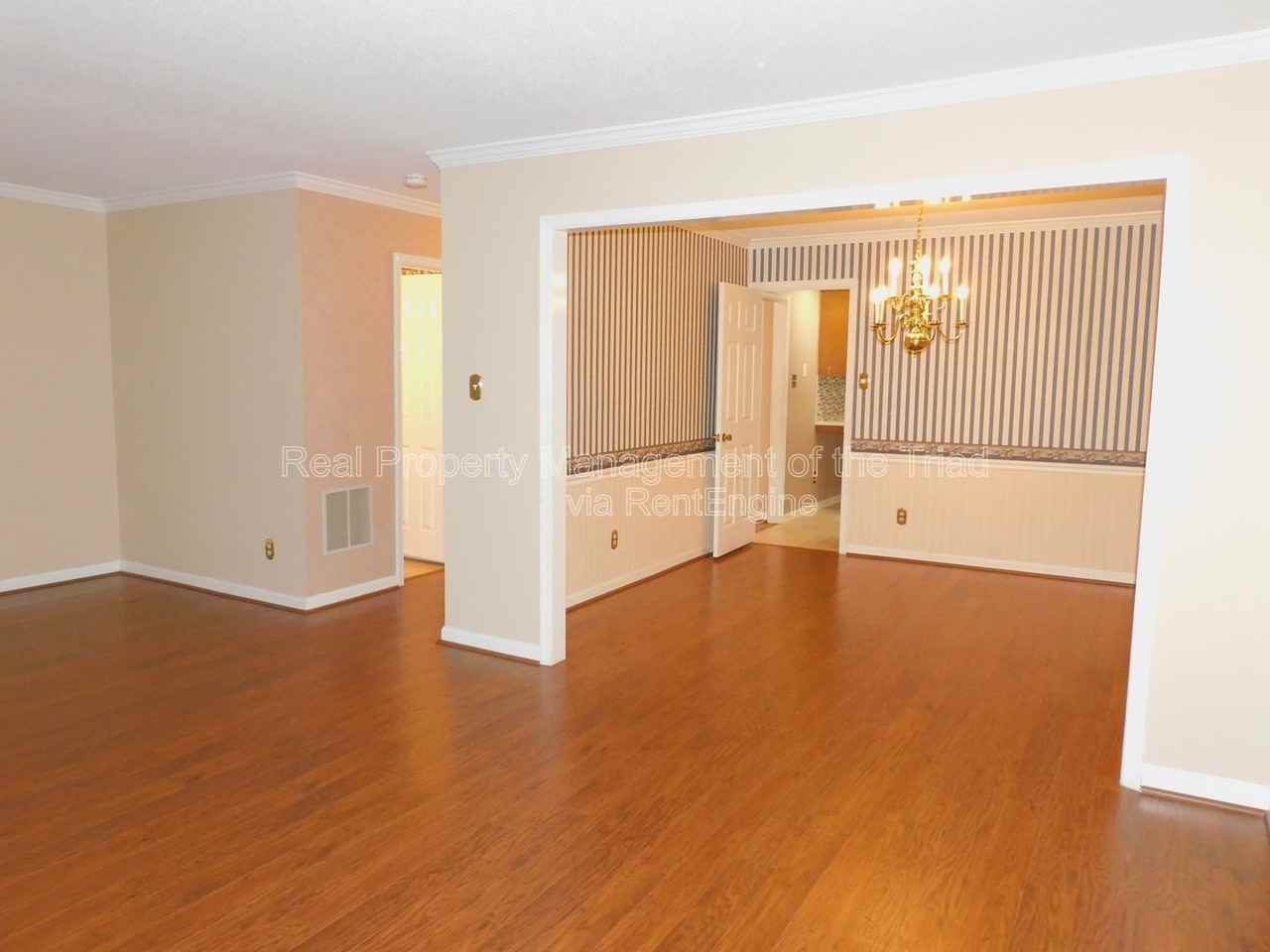 2418 Cottage Pl - Photo 4 of 27