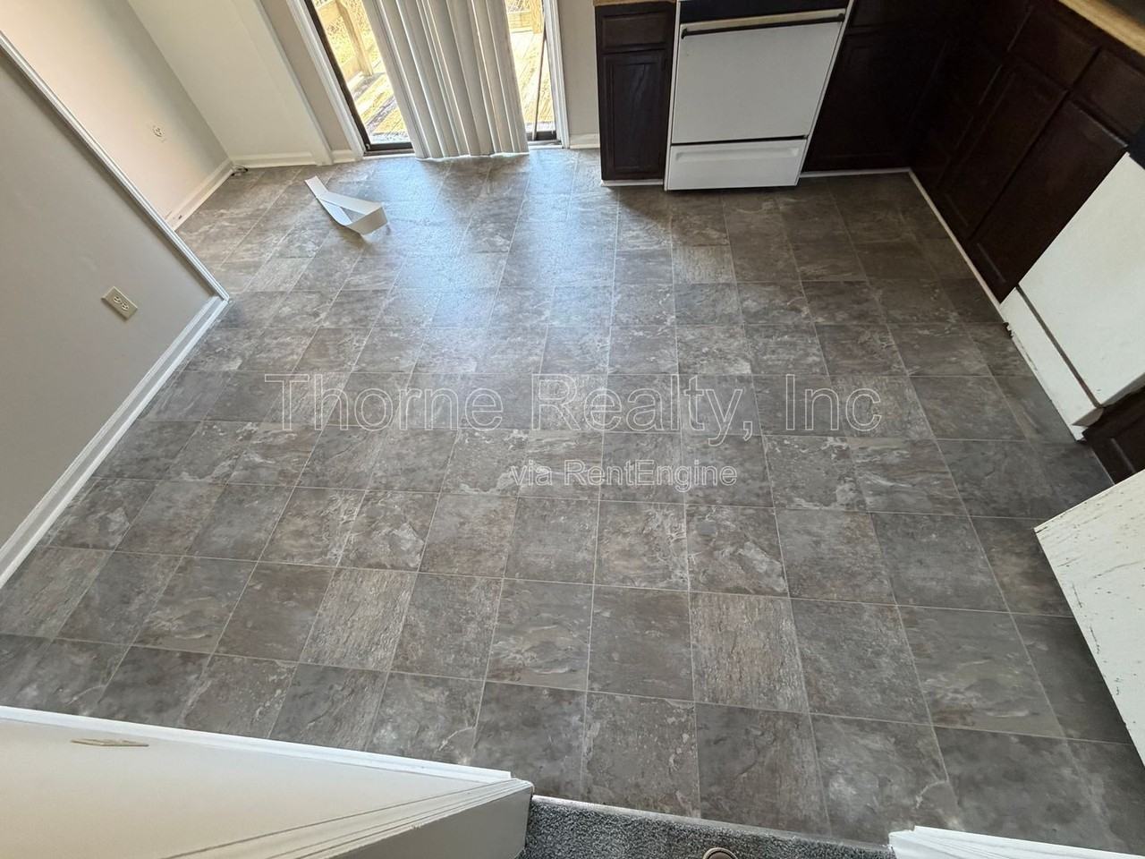 402 Holly Ct - Photo 3 of 10