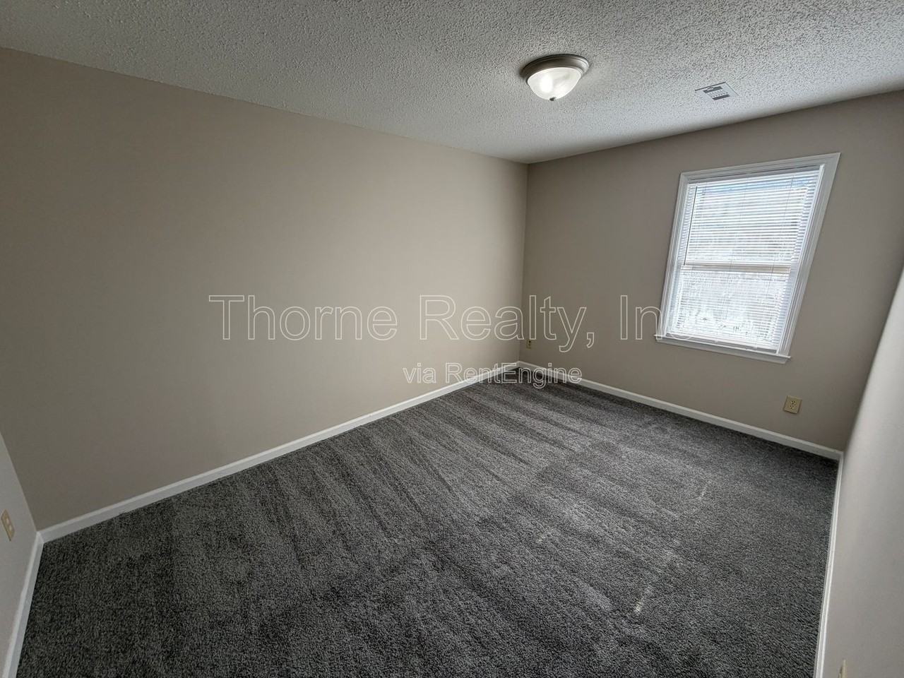 402 Holly Ct - Photo 5 of 10