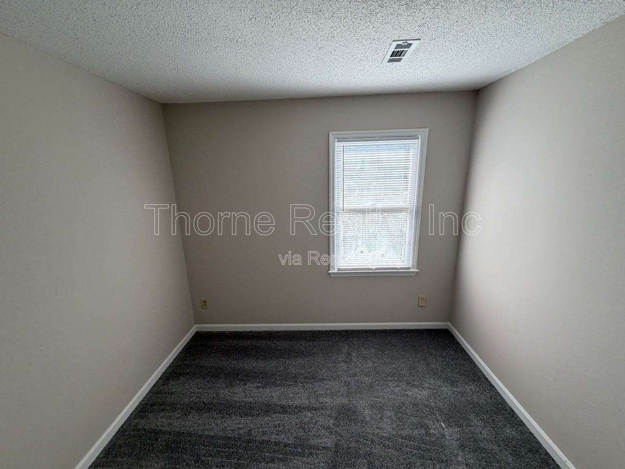 402 Holly Ct - Photo 6 of 10