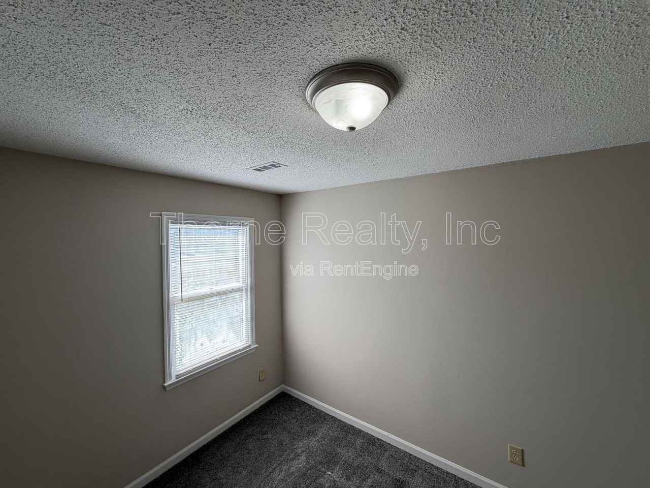 402 Holly Ct - Photo 7 of 10