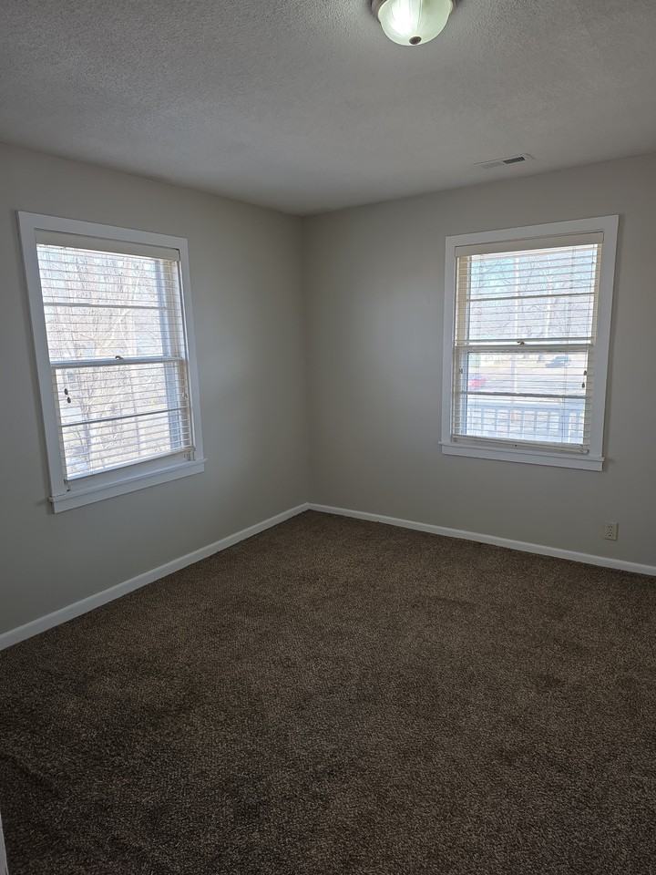 1141 Ne Chester Ave #4 - Photo 4 of 7