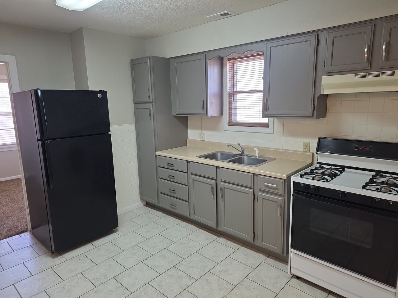 1141 Ne Chester Ave #4 - Photo 3 of 7