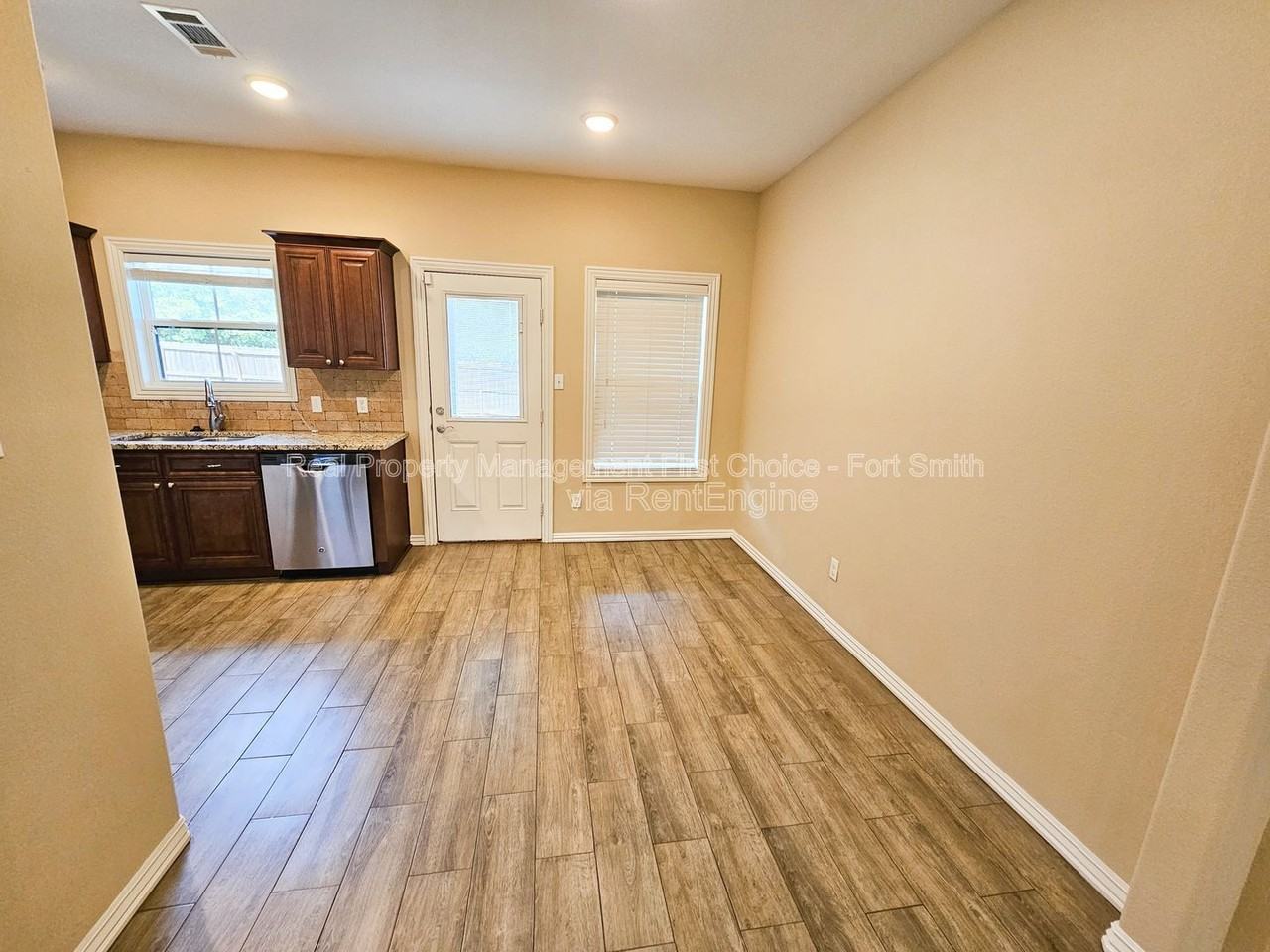 9909 Landry Dr - Photo 4 of 19