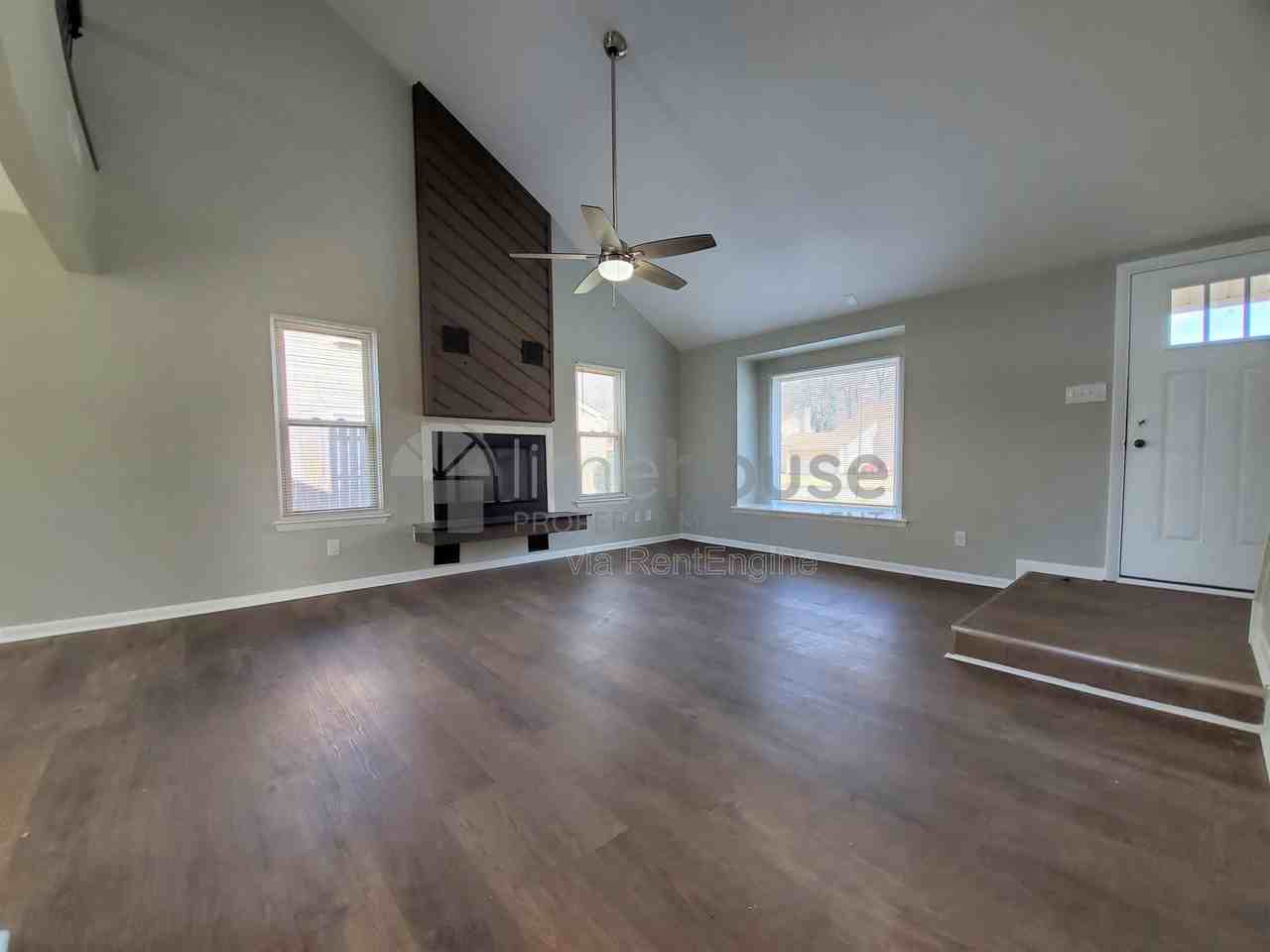 1553 Beachview Dr - Photo 4 of 26