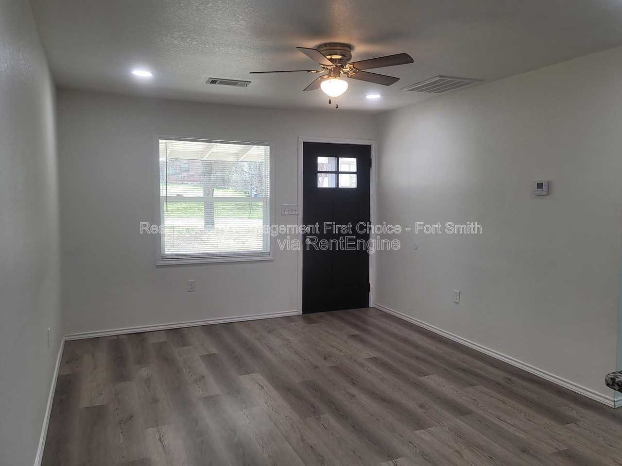 407 Hemlock St - Photo 3 of 17