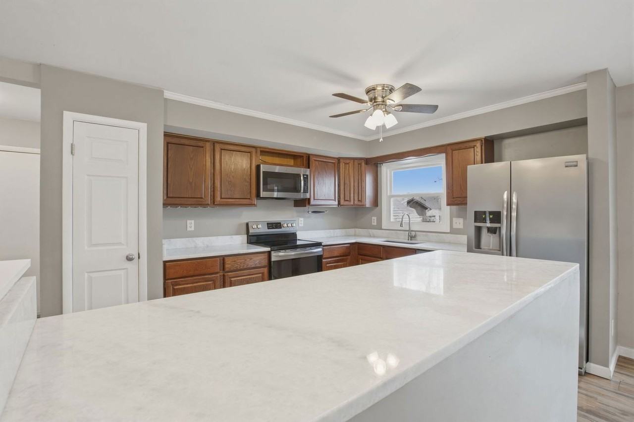 21580 Columbia St - Photo 3 of 15