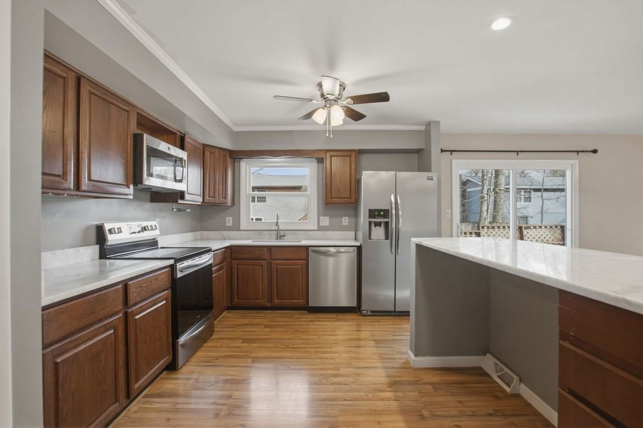 21580 Columbia St - Photo 4 of 15