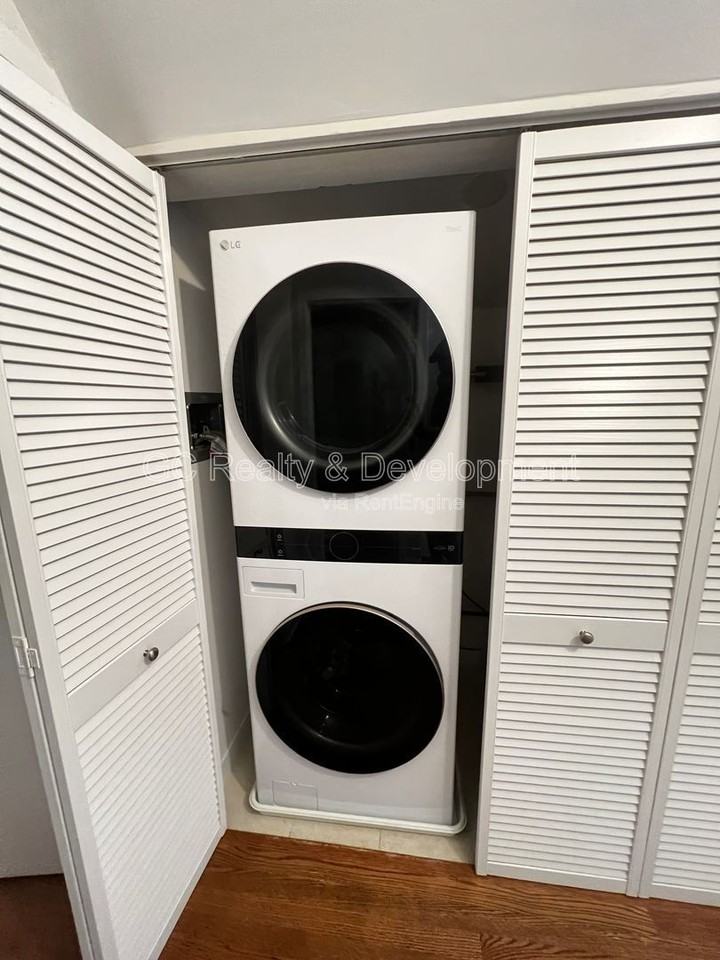 1423 W Oakdale Ave #2 - Photo 3 of 25