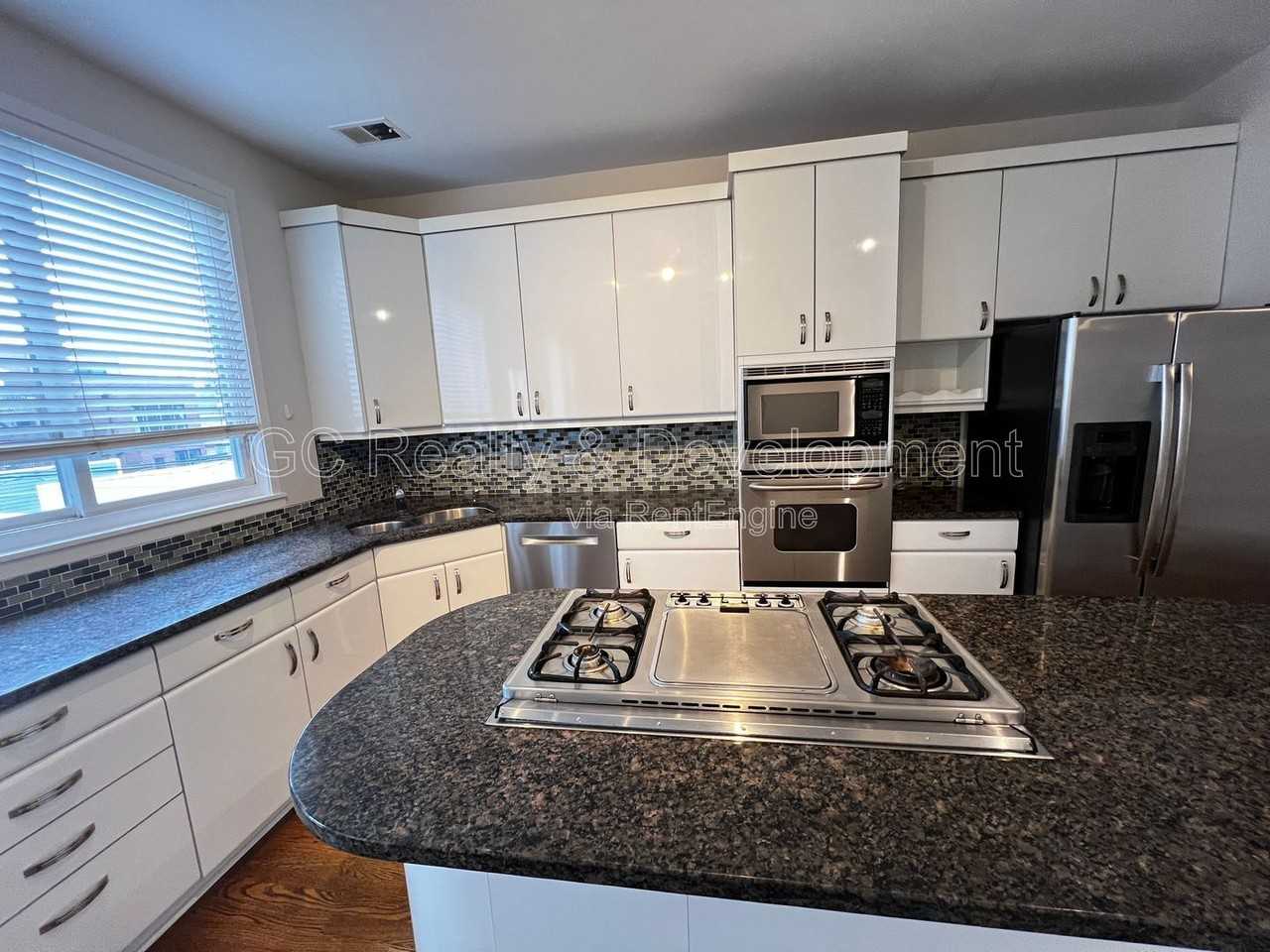 1423 W Oakdale Ave #2 - Photo 5 of 25