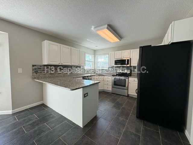 1041 Flora Lake Ct - Photo 5 of 33