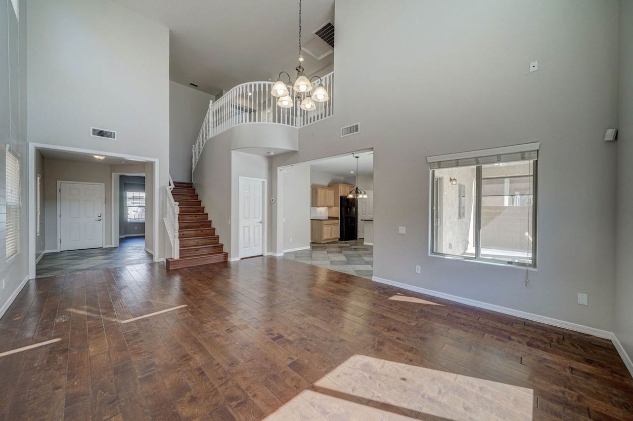 2143 W Marconi Ave - Photo 3 of 39