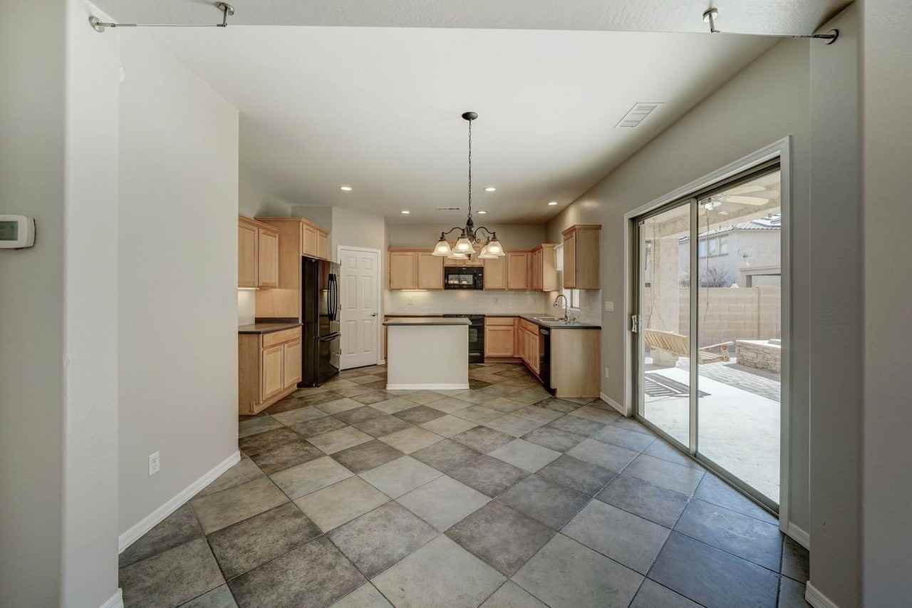 2143 W Marconi Ave - Photo 5 of 39