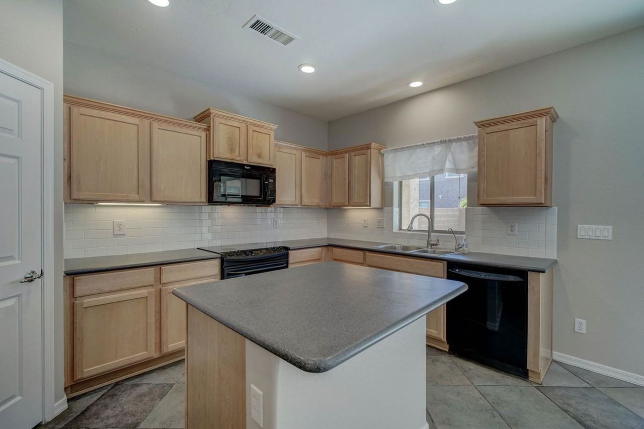 2143 W Marconi Ave - Photo 6 of 39