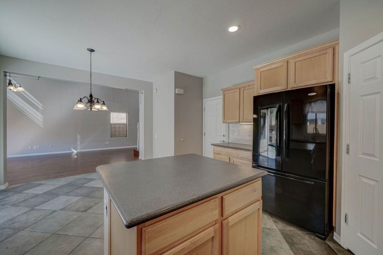 2143 W Marconi Ave - Photo 7 of 39