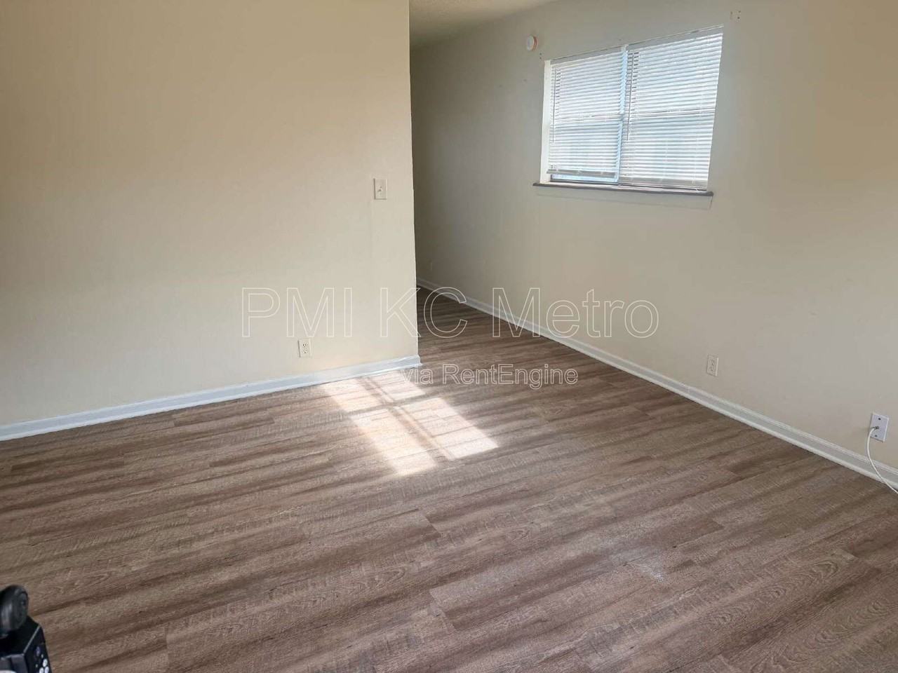 102 E Sunrise Dr - Photo 3 of 10