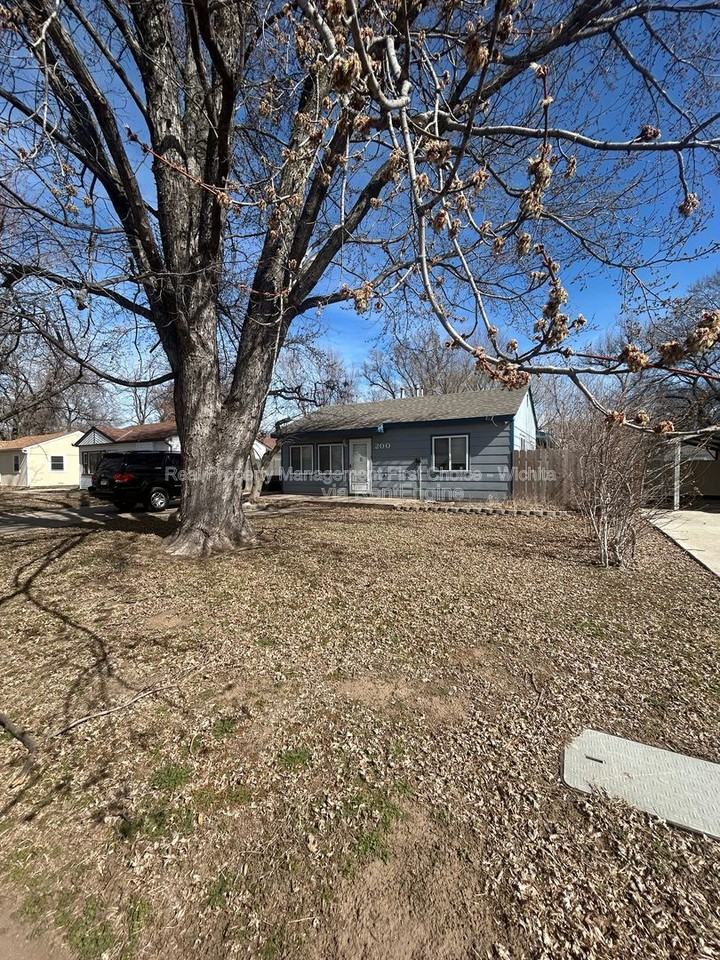 200 S Lamar Ave - Photo 2 of 10