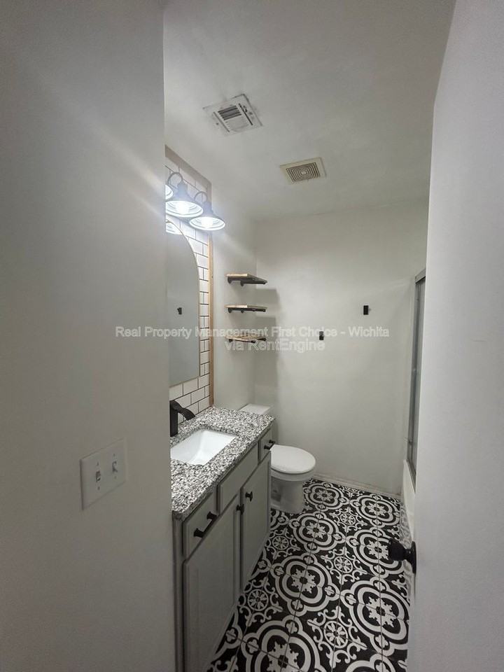 200 S Lamar Ave - Photo 5 of 10