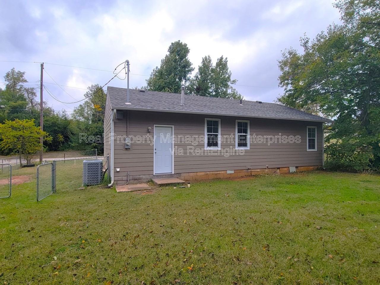 608 N Poplar Ln - Photo 2 of 15