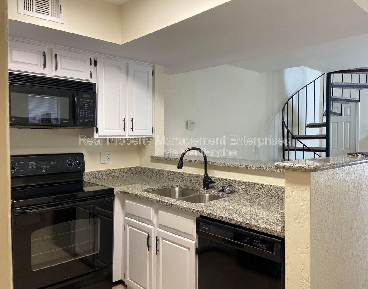 11530 N May Ave #201 - Photo 7 of 30