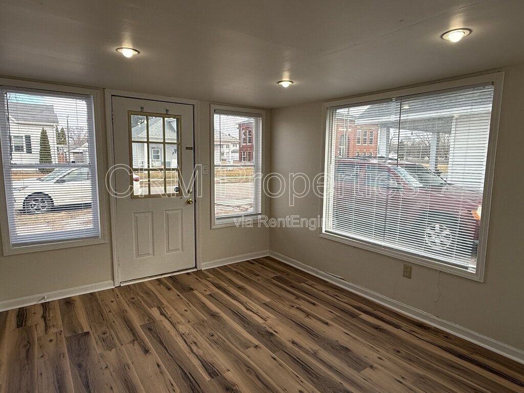 1125 N Bell St - Photo 4 of 33