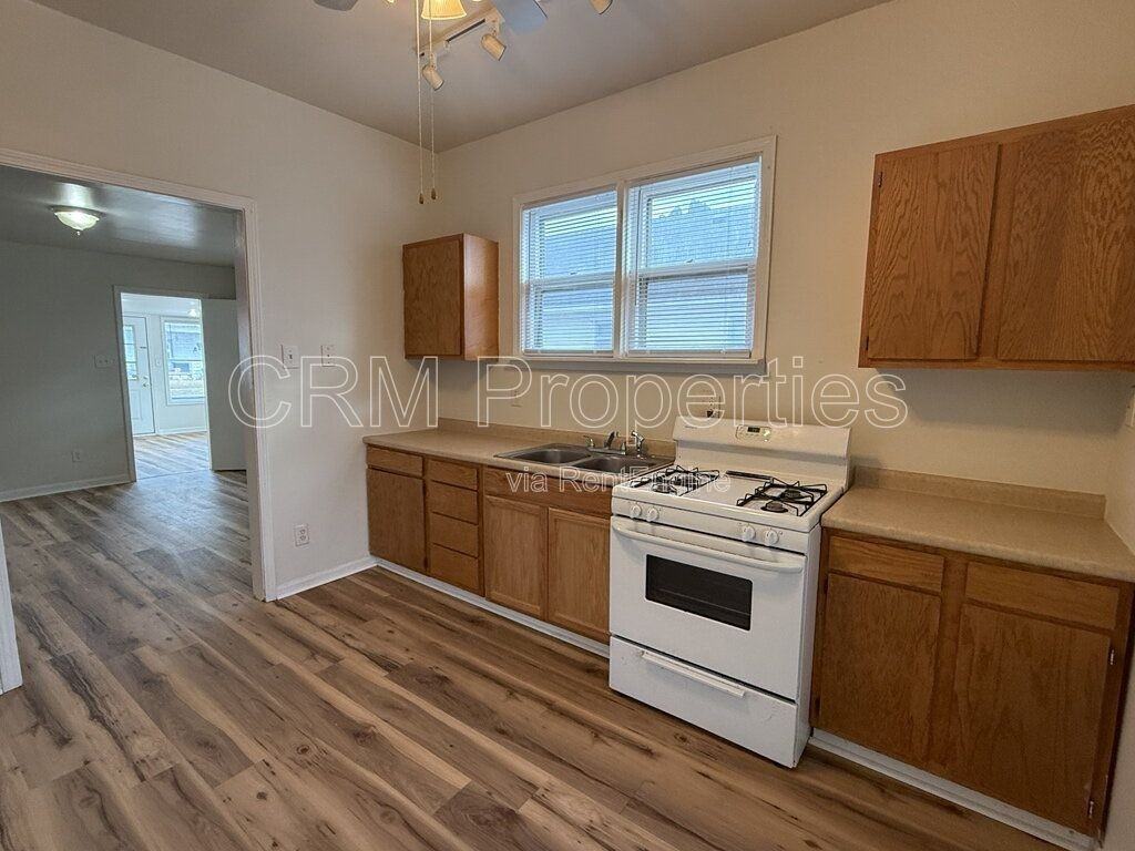 1125 N Bell St - Photo 7 of 33