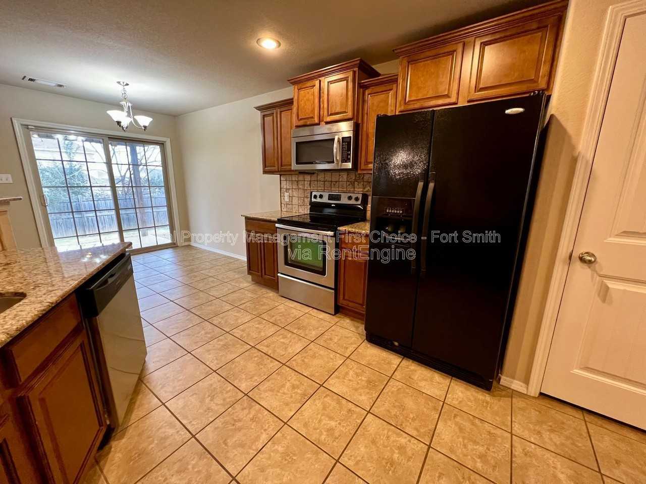 605 Torrington Way - Photo 5 of 25