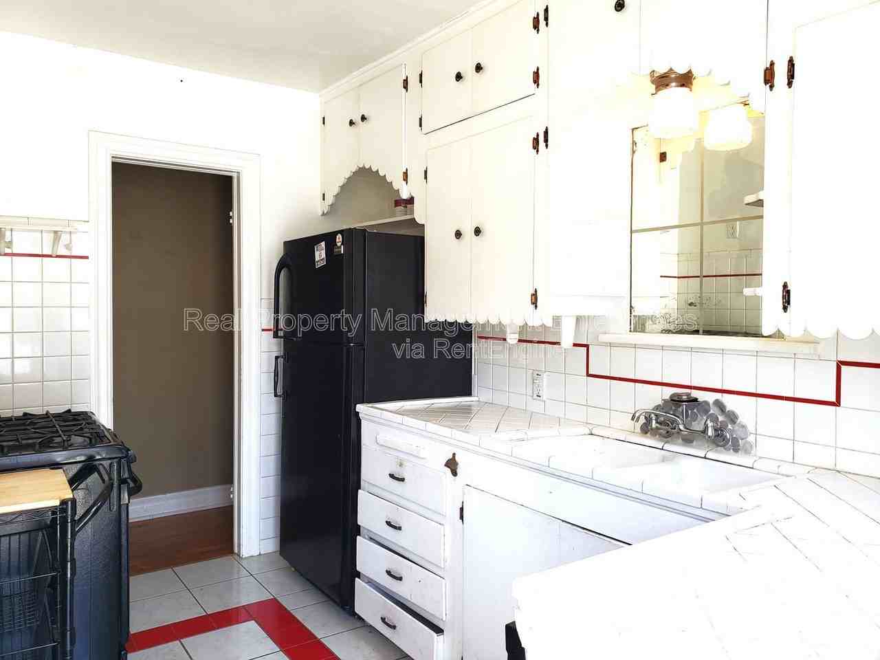 1112 Nw 44th St - Photo 6 of 12