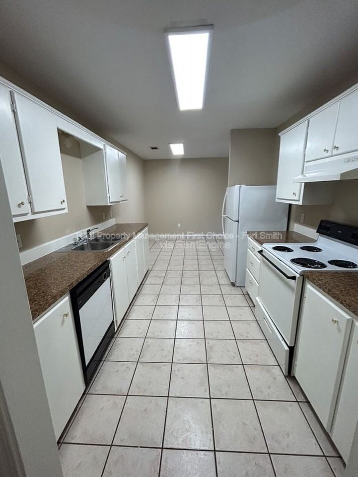 230 W Gary St #B - Photo 4 of 15