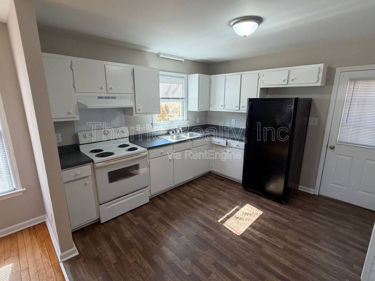 2240 Sherwood Ave - Photo 3 of 10
