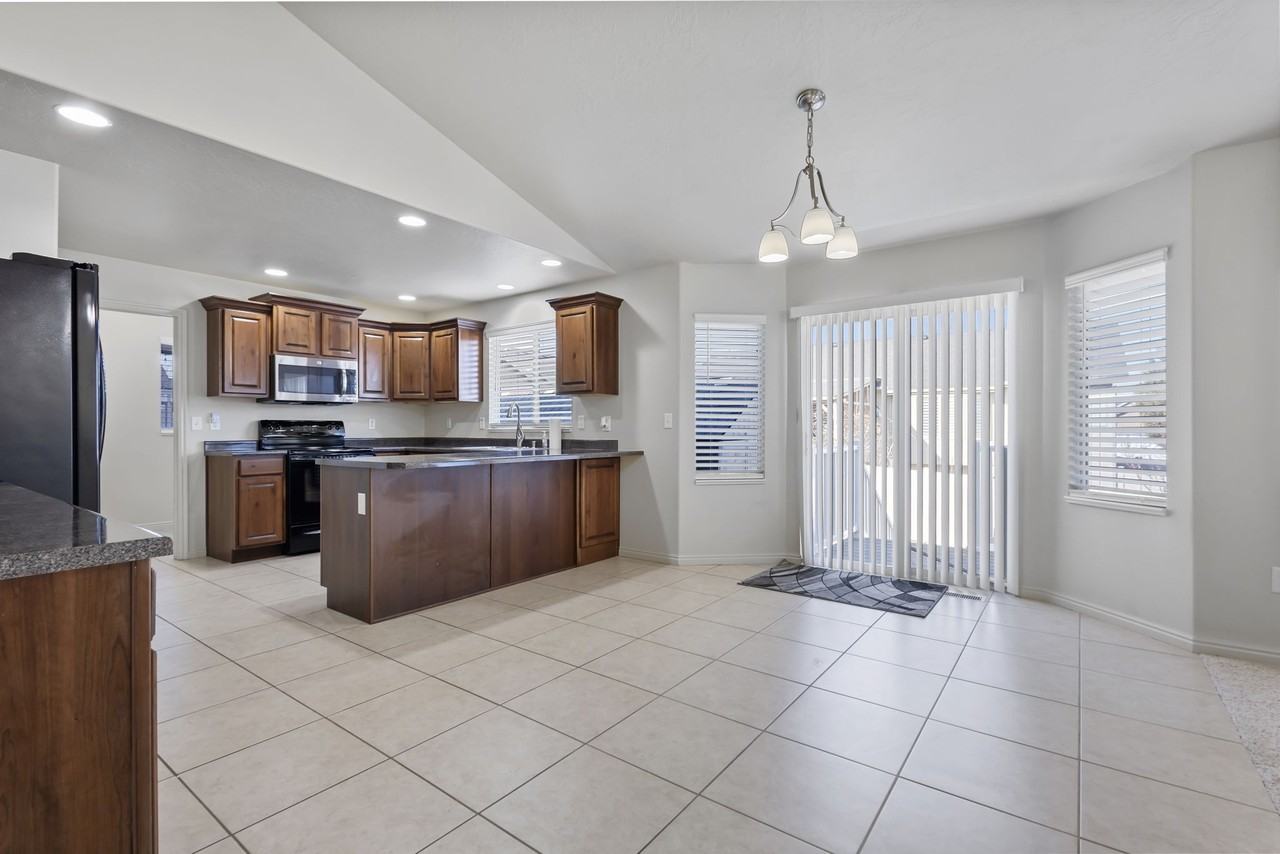 5758 W Lugano Dr - Photo 5 of 30