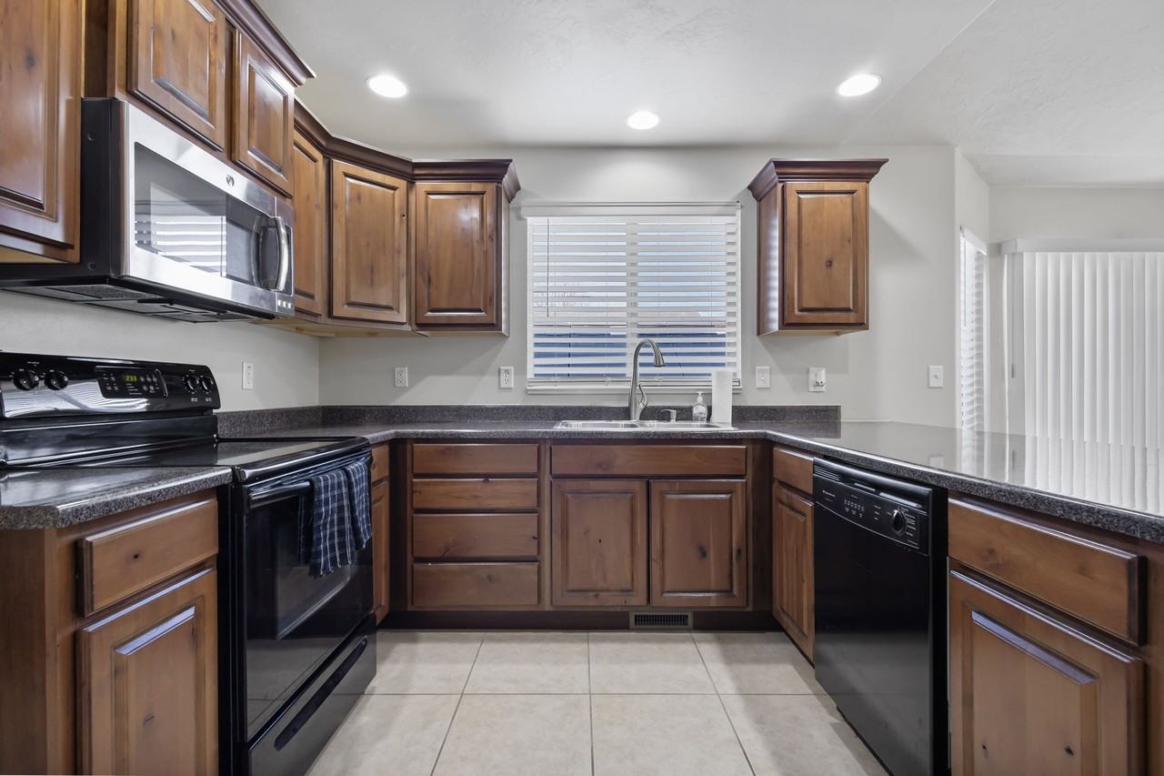 5758 W Lugano Dr - Photo 6 of 30