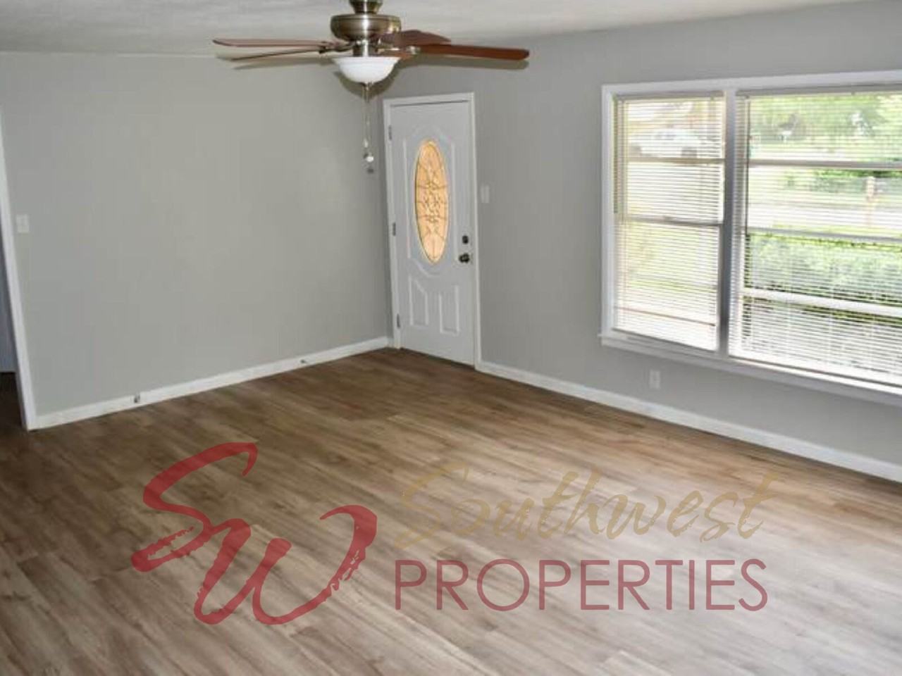 511 Everett St - Photo 2 of 9