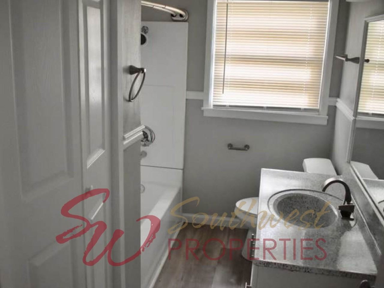 511 Everett St - Photo 7 of 9